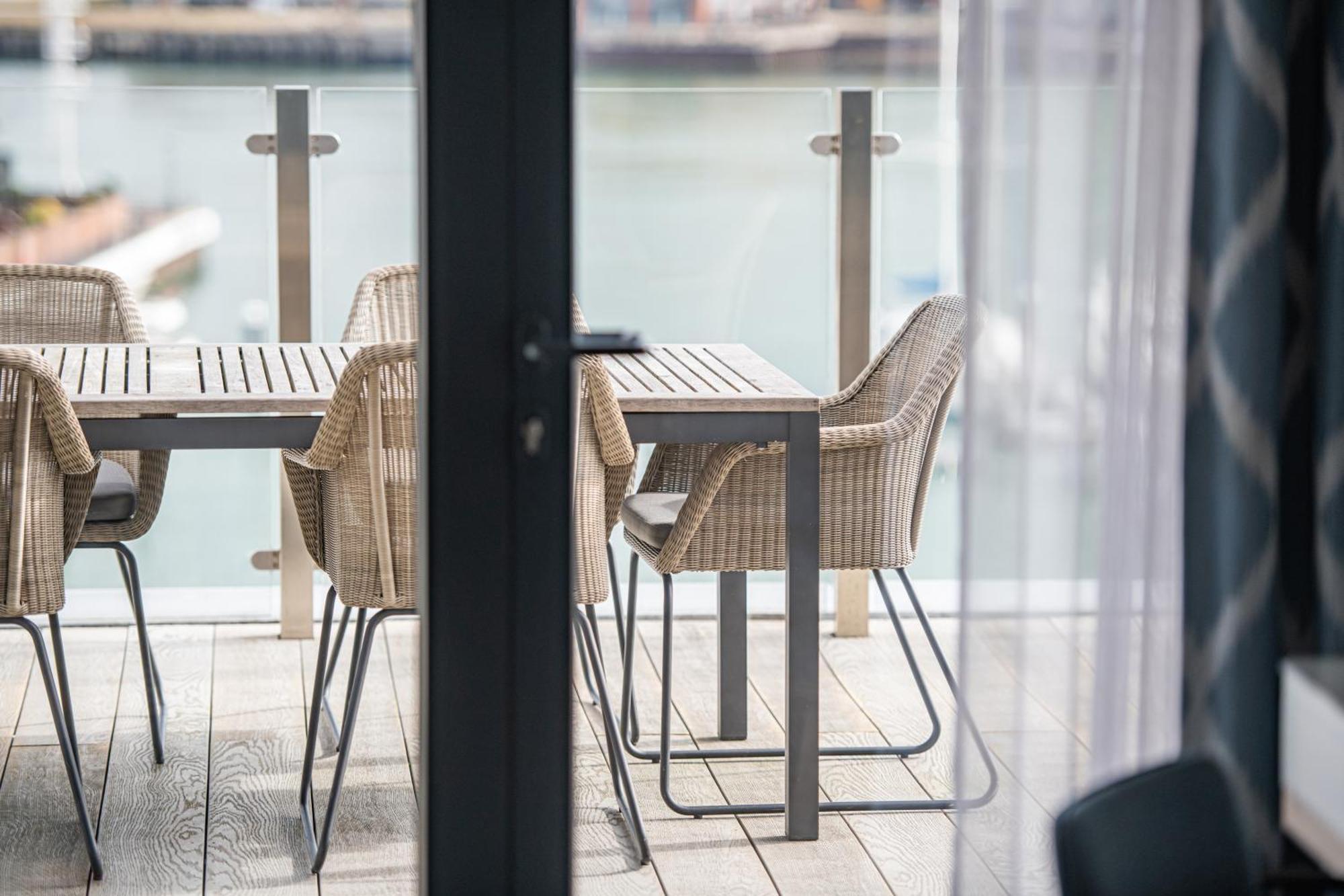 Harbour Hotel & Spa Southampton Phòng bức ảnh The deck of a floating home