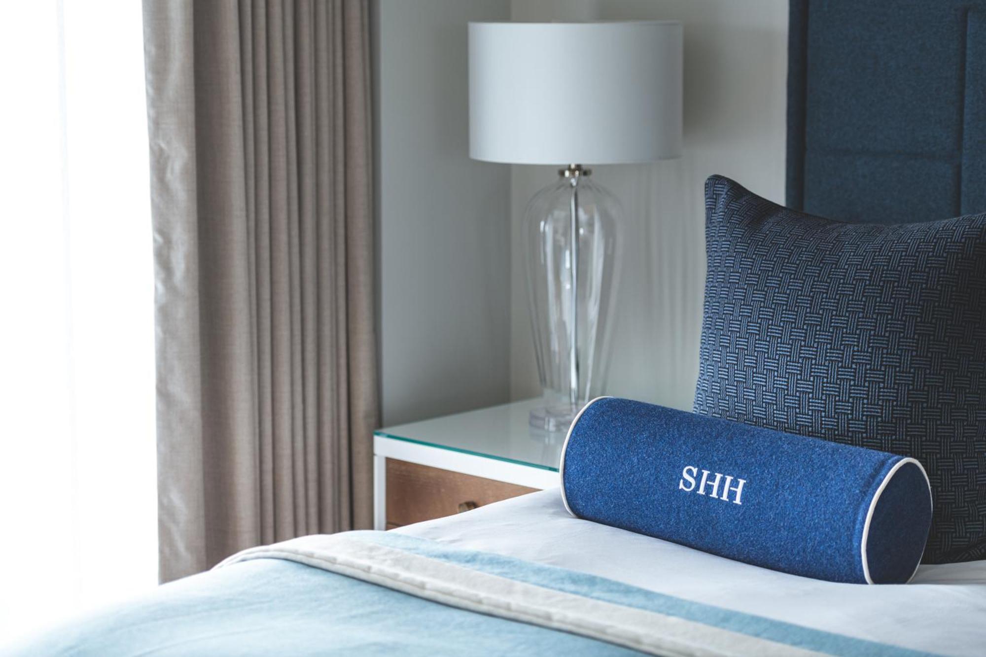 Harbour Hotel & Spa Southampton Phòng bức ảnh A bolster pillow