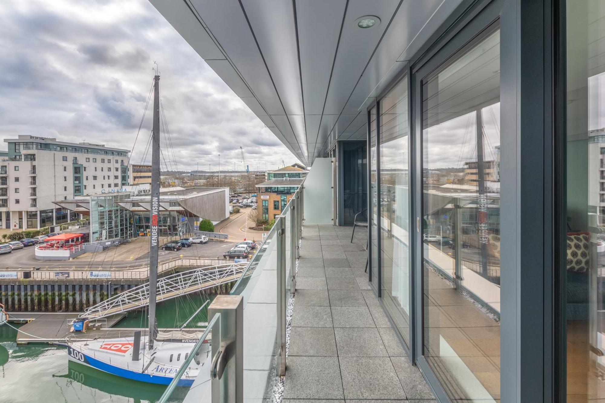 Harbour Hotel & Spa Southampton Phòng bức ảnh The view from the balcony of a penthouse apartment
