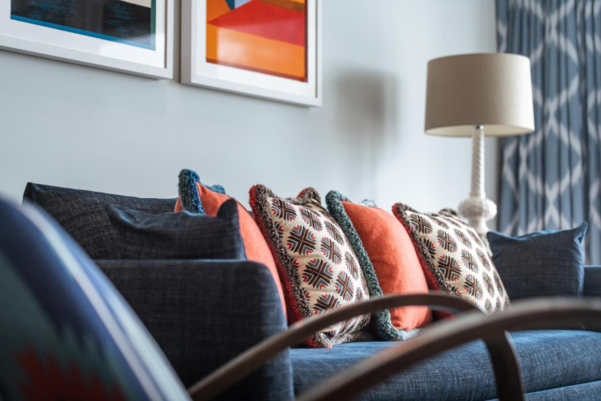 Harbour Hotel & Spa Southampton Phòng bức ảnh A sofa with cushions
