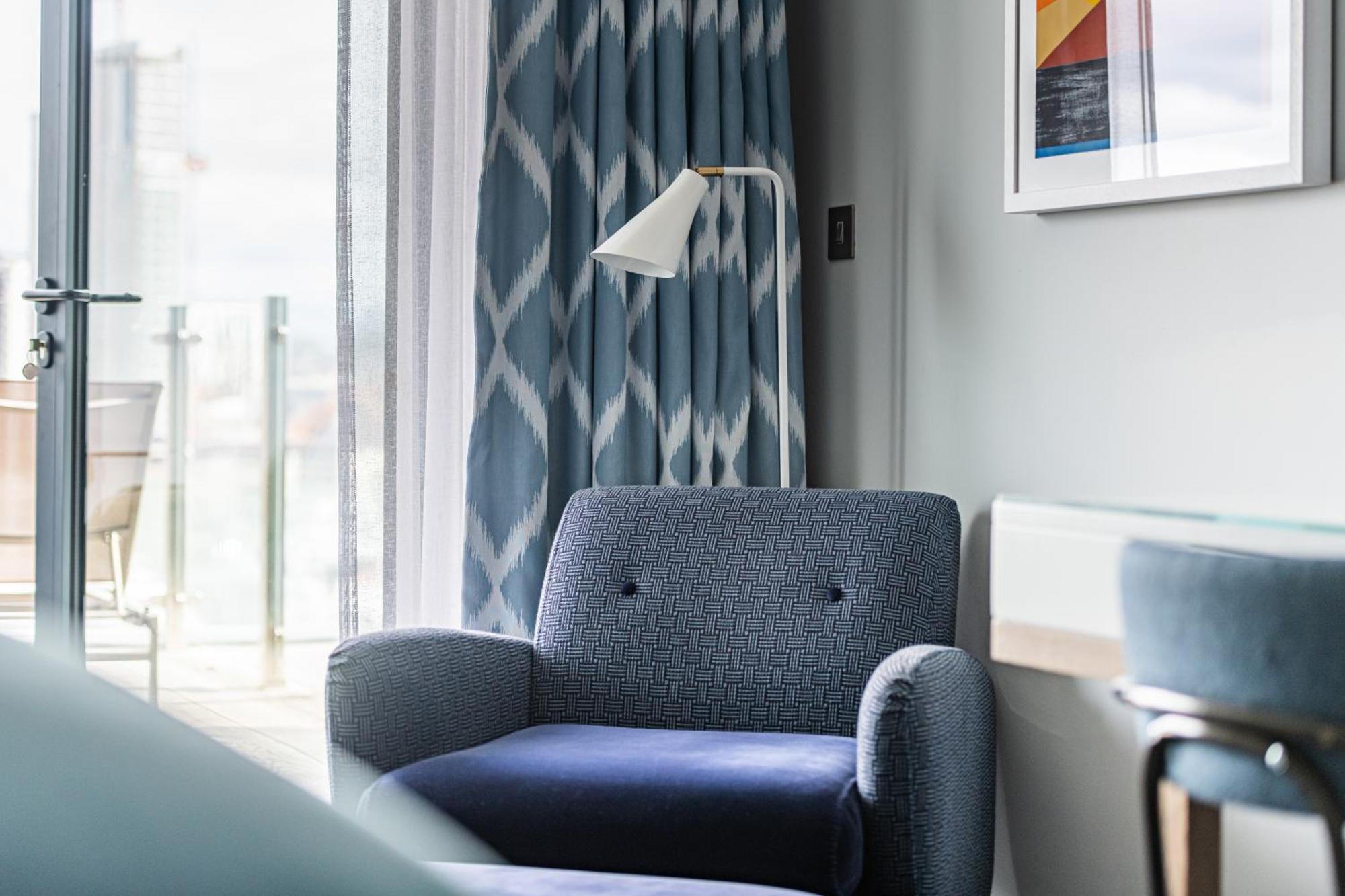 Harbour Hotel & Spa Southampton Ngoại thất bức ảnh A floor lamp