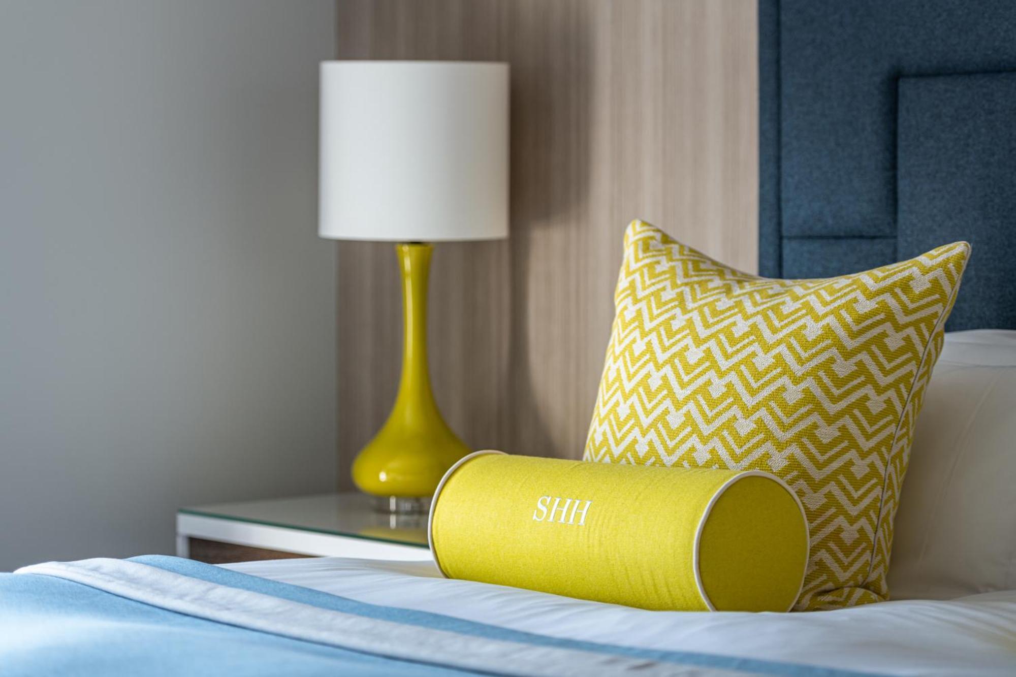 Harbour Hotel & Spa Southampton Ngoại thất bức ảnh A bolster pillow