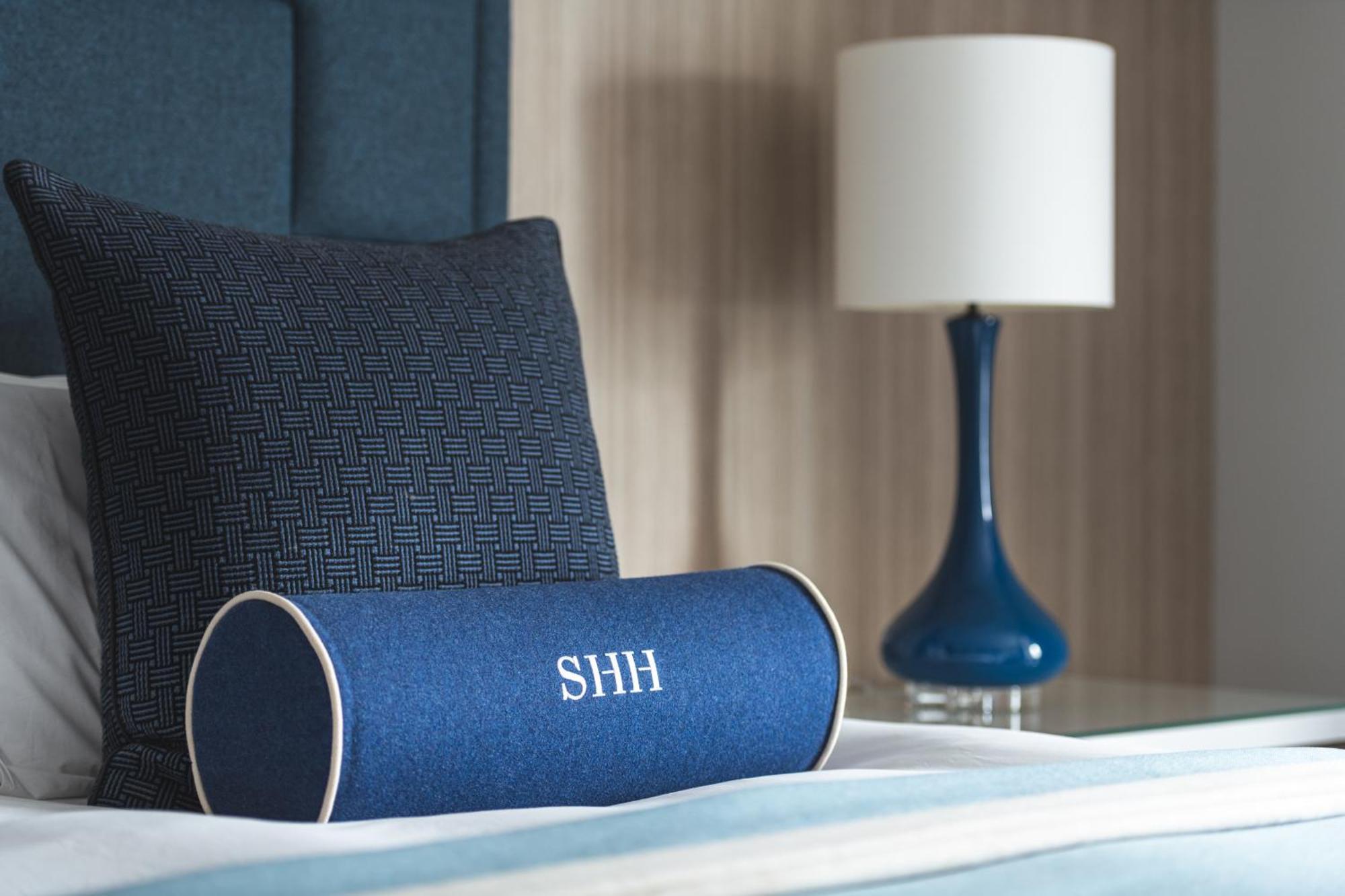 Harbour Hotel & Spa Southampton Ngoại thất bức ảnh A bolster pillow