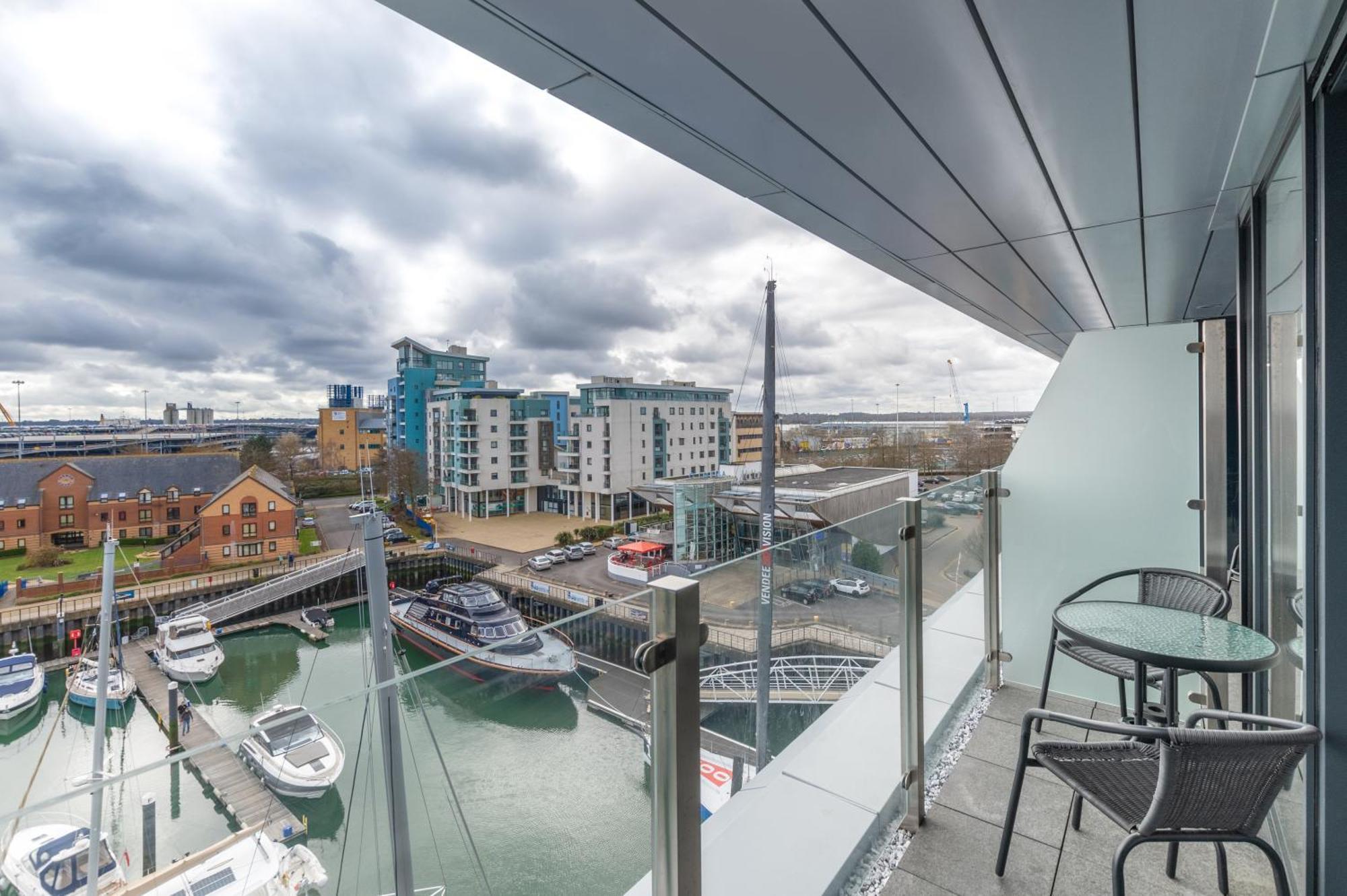 Harbour Hotel & Spa Southampton Phòng bức ảnh View from a balcony at The Beacon