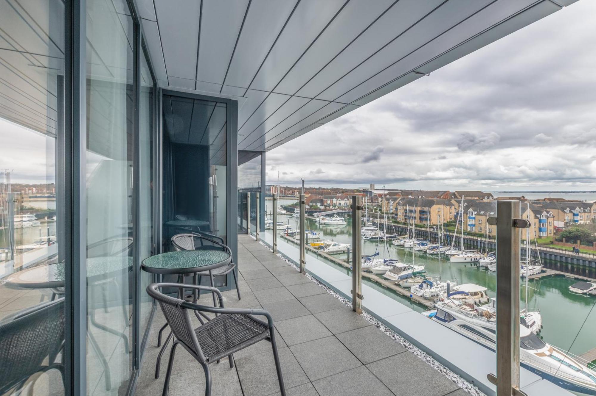 Harbour Hotel & Spa Southampton Phòng bức ảnh The view from the balcony of a penthouse apartment at The Beacon